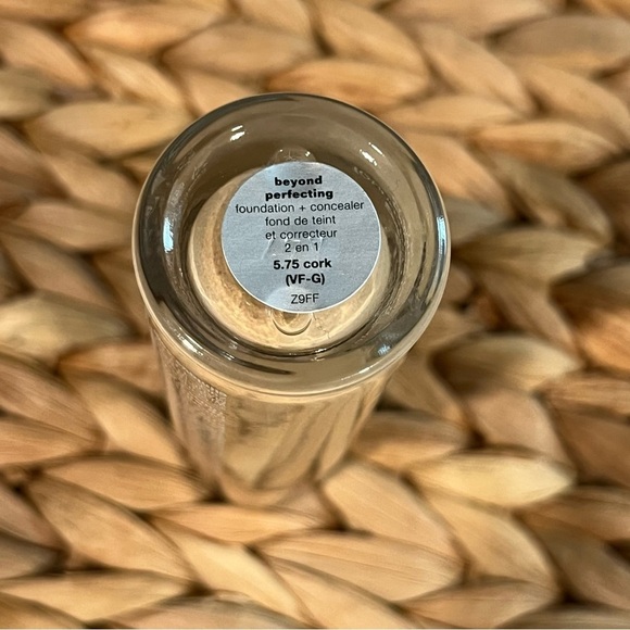 Clinique Beyond Perfecting 2 in 1 Foundation & Concealer in Cork - Picture 4 of 5